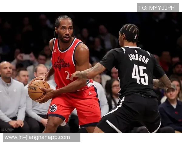 曼赞比与扬库托激烈争吵引发冲突后者将前者推倒广告牌现场惊险一幕