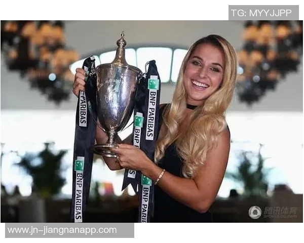 海港庆祝20周年纪念徽标增添冠军奖杯象征辉煌成就